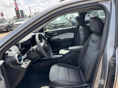 Used 2025 Chevrolet Trax LT FWD image 25