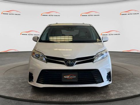 Used 2019 Toyota Sienna LE FWD image 2