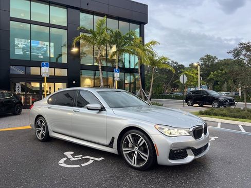 Used 2018 BMW 750i image 7