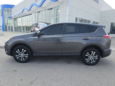Used 2018 Toyota RAV4 LE FWD image 4