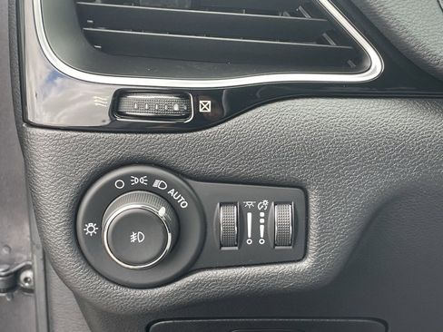 Used 2020 Jeep Cherokee Latitude Plus image 19
