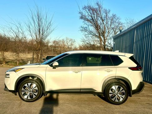 Used 2021 Nissan Rogue SV image 3