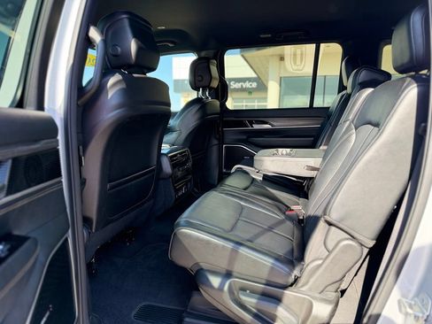 Used 2024 Jeep Wagoneer L Series II w/ Flexible Seating Group AWD/4WD image 10