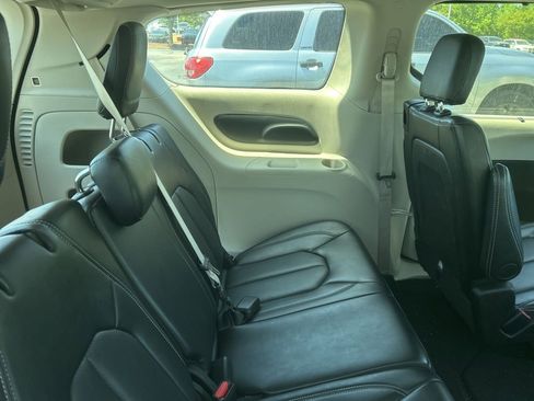 Used 2024 Chrysler Pacifica Touring-L image 5