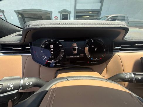 Used 2024 Land Rover Range Rover SE AWD/4WD image 7