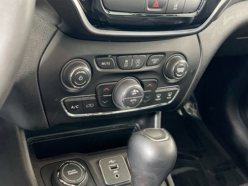 Used 2022 Jeep Cherokee Limited image 15