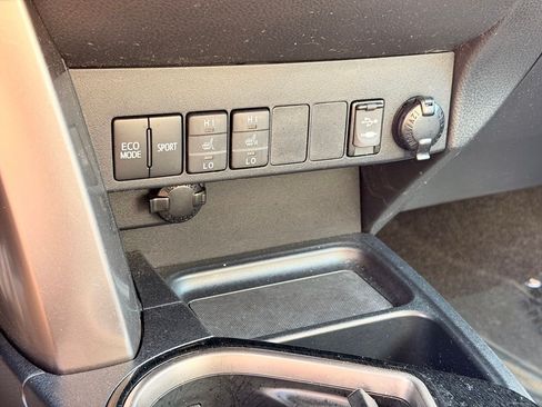 Used 2018 Toyota RAV4 Limited FWD image 34