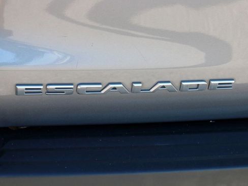 Used 2020 Cadillac Escalade ESV Premium Luxury image 9