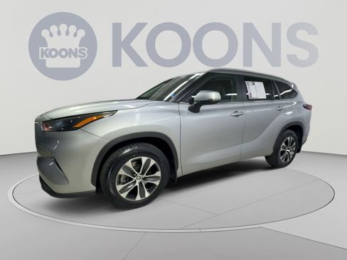 Used 2025 Toyota Highlander XLE AWD/4WD image 5