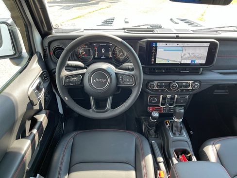 Used 2025 Jeep Gladiator Rubicon AWD/4WD image 16