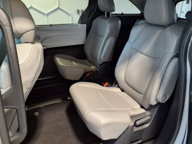 Used 2026 Toyota Sienna XLE FWD image 18