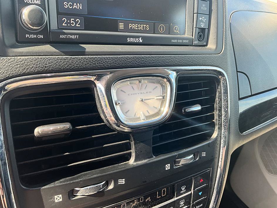 Used 2016 Chrysler Town & Country Touring w/ Driver Convenience Group FWD image 21