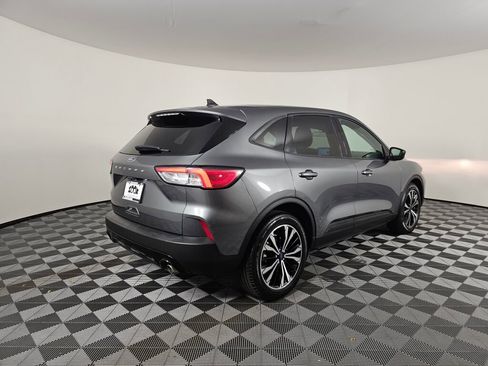 Used 2022 Ford Escape SE w/ SE Sport Appearance Package image 3