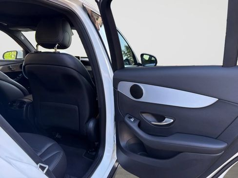 Used 2019 Mercedes-Benz GLC 300 4MATIC image 17