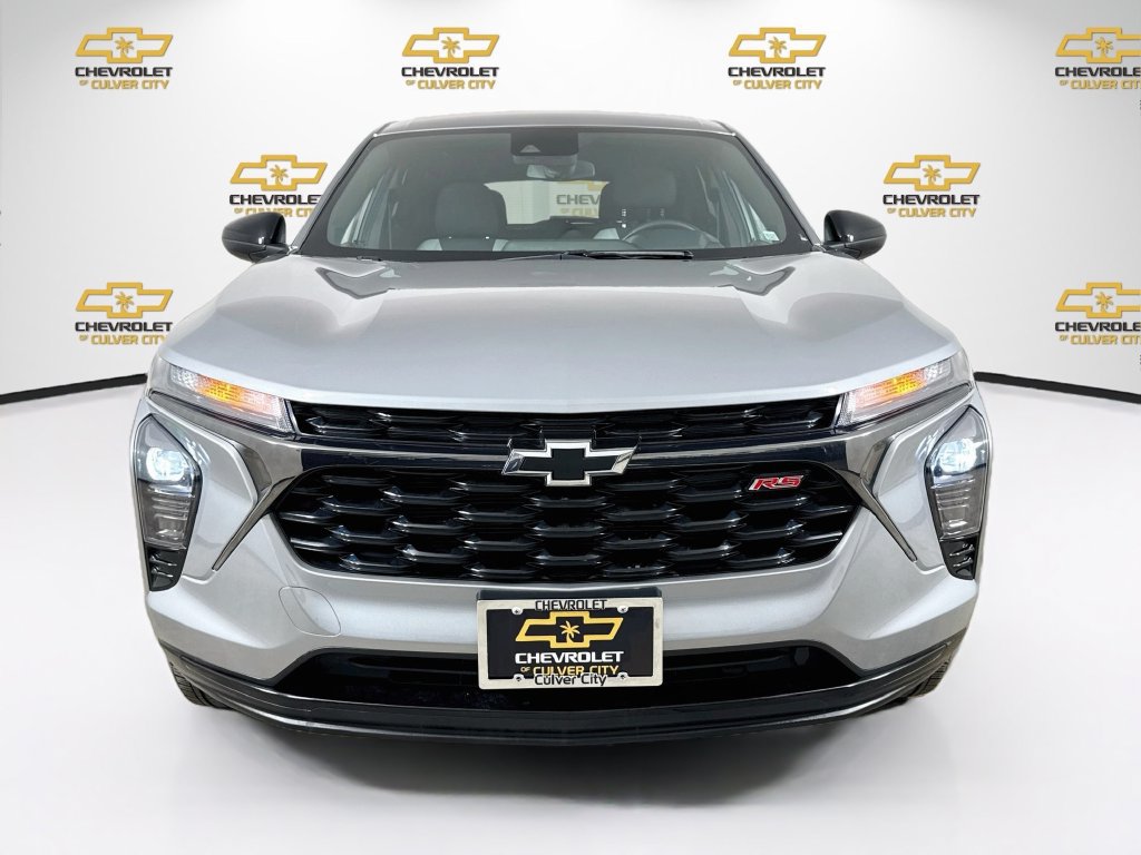 Used 2024 Chevrolet Trax RS w/ Driver Confidence Package FWD image 2