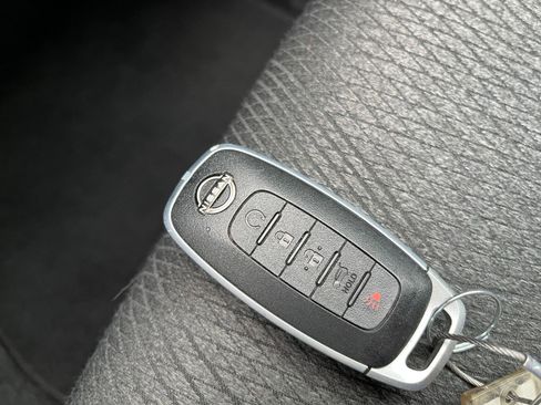 Used 2025 Nissan Rogue SV image 27