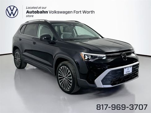 Certified 2025 Volkswagen Taos SE image 1