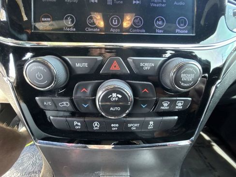 Used 2019 Jeep Grand Cherokee Limited w/ Luxury Group II image 19