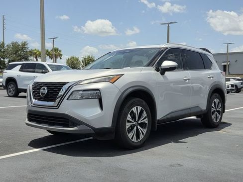 Used 2021 Nissan Rogue SV w/ Premium Package FWD image 2