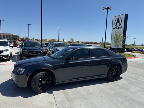 Used 2019 Chrysler 300 Touring w/ Sport Appearance Package image 4