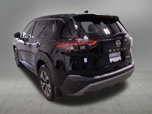 Used 2021 Nissan Rogue SV image 3