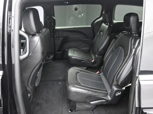 Used 2025 Chrysler Pacifica Select FWD image 12