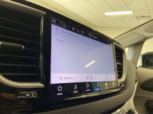 Used 2024 Chrysler Pacifica Touring-L image 27