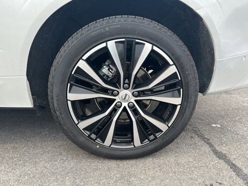 Certified 2025 Volvo XC60 B5 Plus image 9