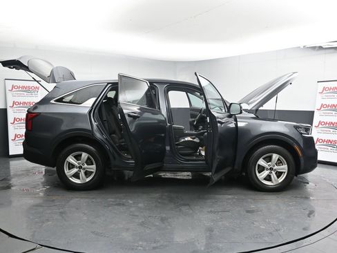 Used 2023 Kia Sorento LX image 27