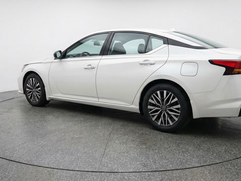 Used 2025 Nissan Altima 2.5 SV image 6