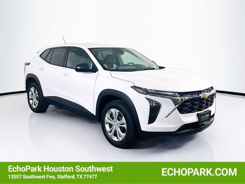 Used 2025 Chevrolet Trax LS FWD image 1