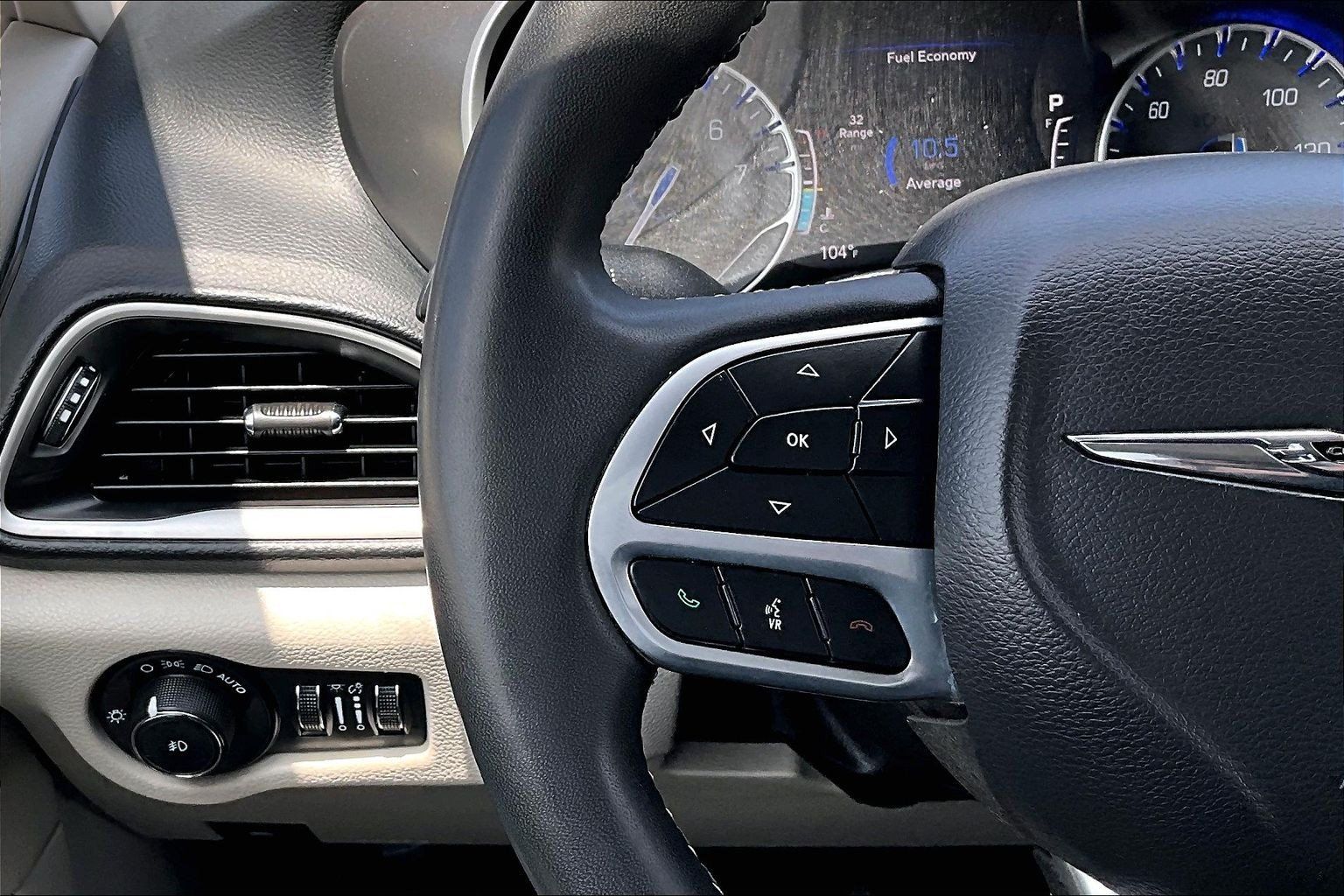 Used 2023 Chrysler Pacifica Touring-L FWD image 19