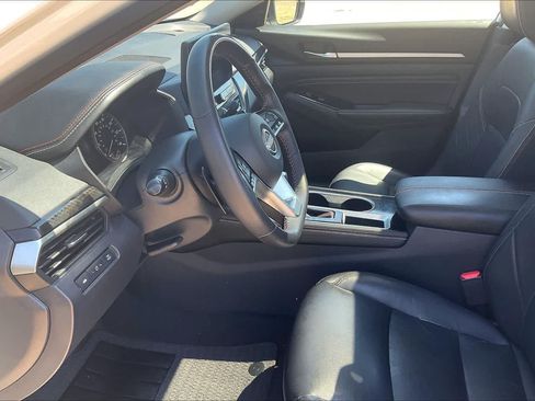 Used 2023 Nissan Altima 2.5 SR w/ SR Premium Package FWD image 2