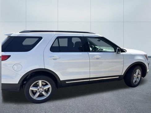 Used 2017 Ford Explorer XLT w/ Equipment Group 202A AWD/4WD image 2
