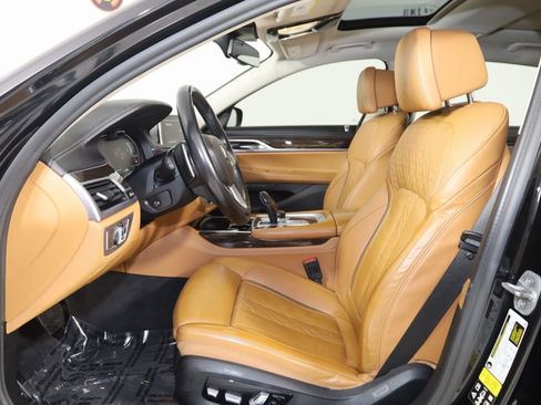 Used 2022 BMW 750i xDrive w/ Luxury Rear Seating Package image 12
