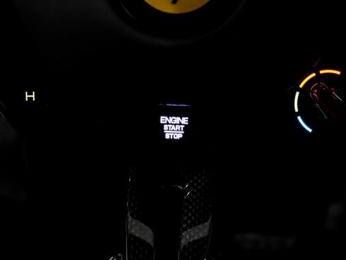 Used 2022 Ferrari SF90 Spider image 18