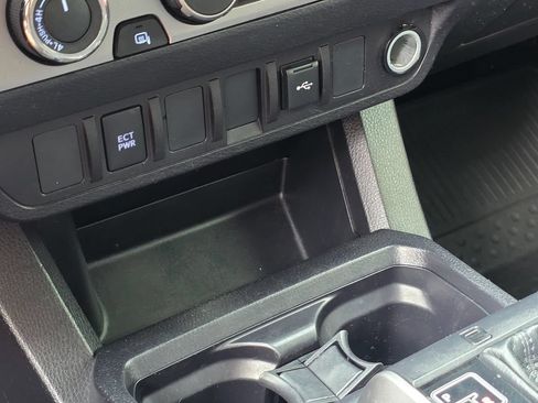 Used 2021 Toyota Tacoma SR5 AWD/4WD image 44