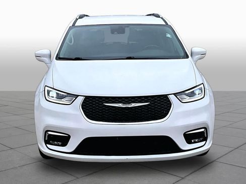 Used 2021 Chrysler Pacifica Touring-L FWD image 4