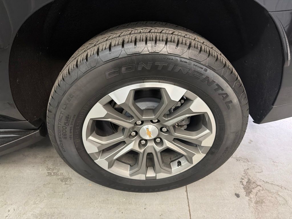 Used 2025 Chevrolet Suburban LS RWD image 28