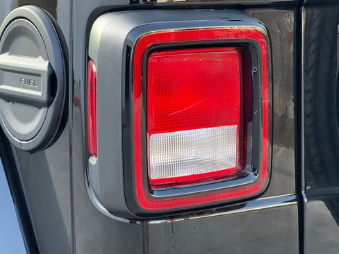 Used 2022 Jeep Wrangler Unlimited Sahara image 17