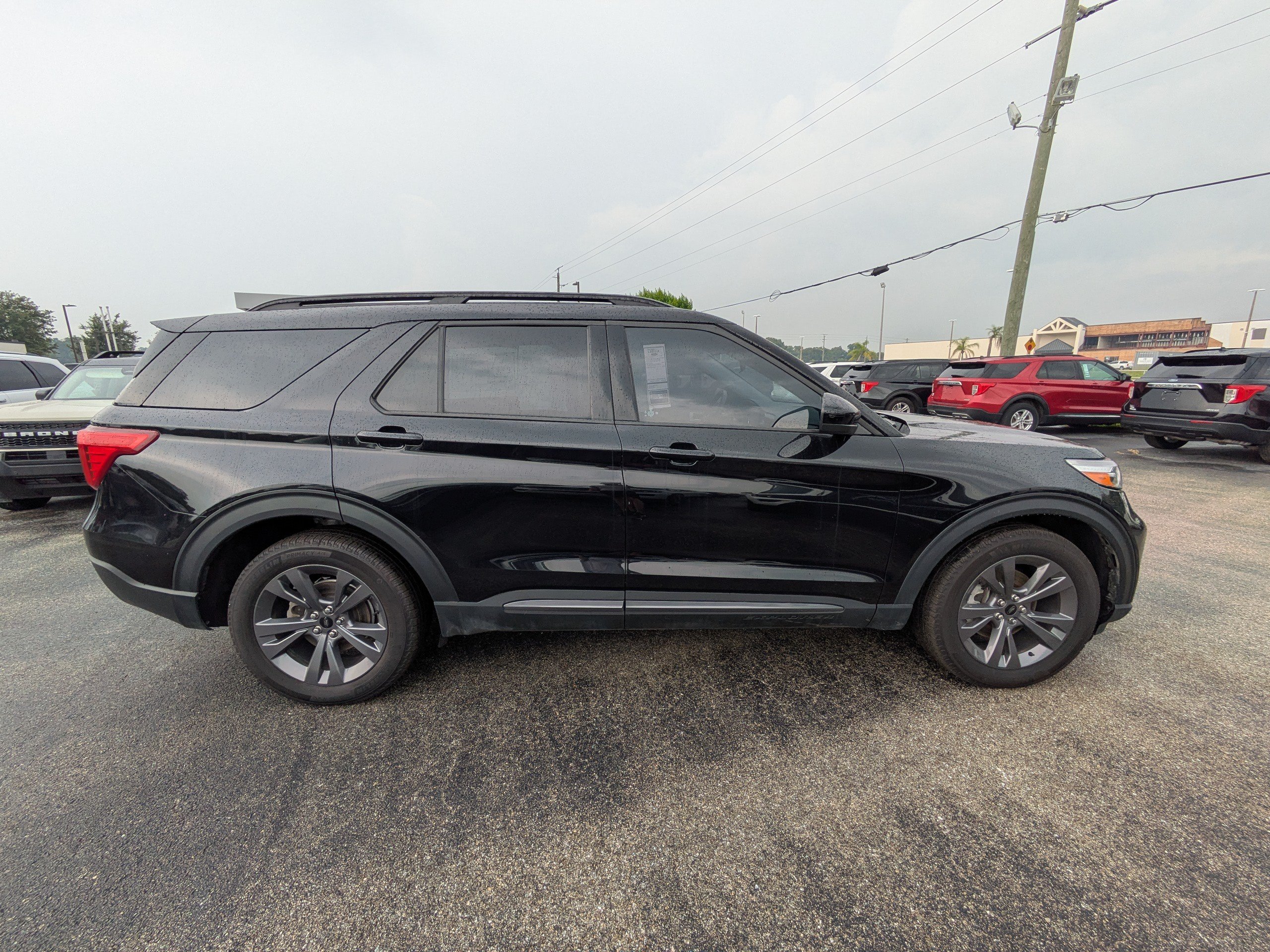Used 2023 Ford Explorer XLT w/ Equipment Group 202A AWD/4WD image 4