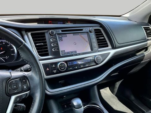 Used 2018 Toyota Highlander SE FWD image 10