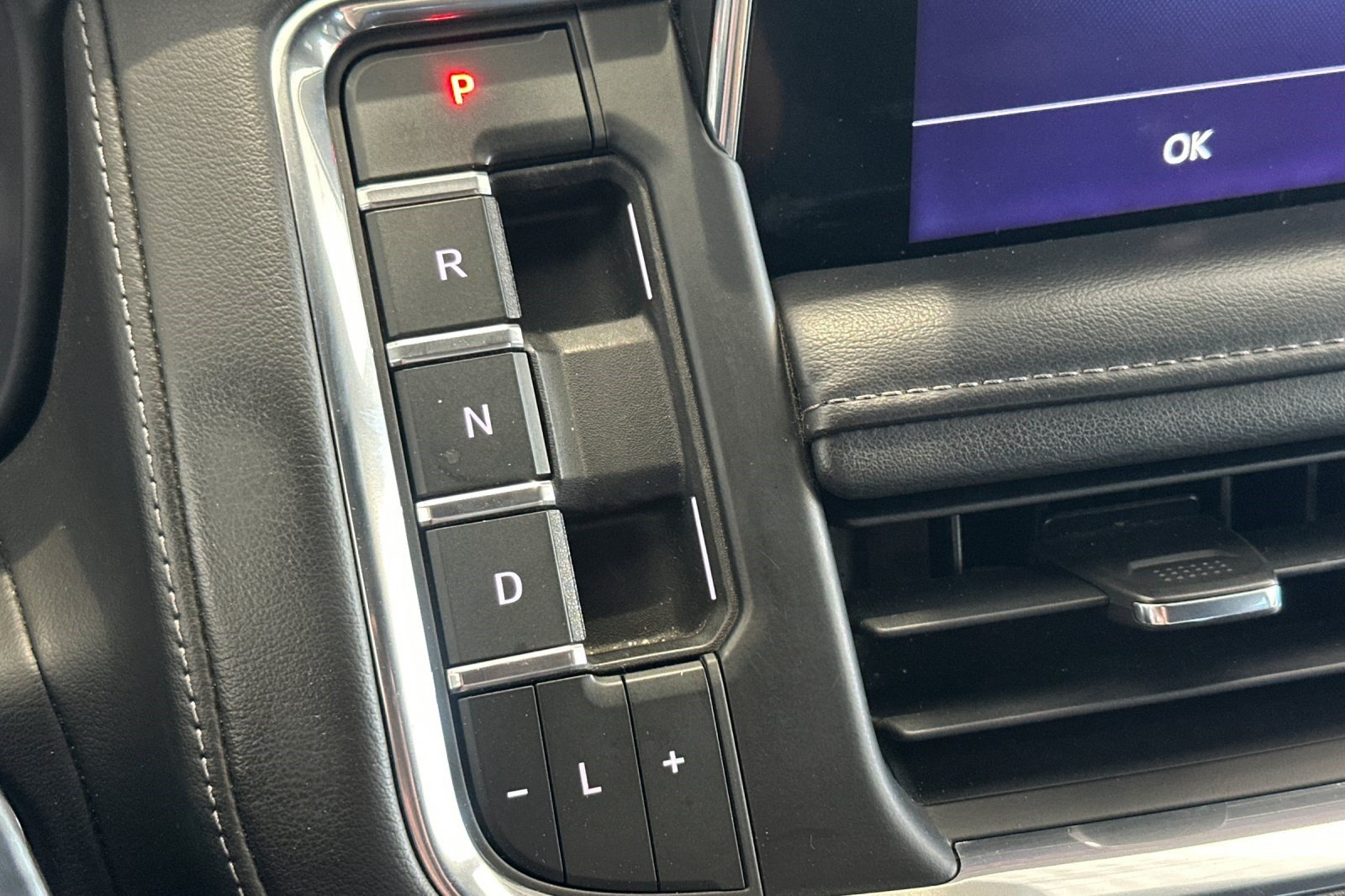Used 2021 Chevrolet Tahoe Z71 w/ Luxury Package AWD/4WD image 28