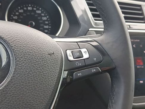 Used 2018 Volkswagen Tiguan SE w/ Panoramic Sunroof Package AWD/4WD image 18