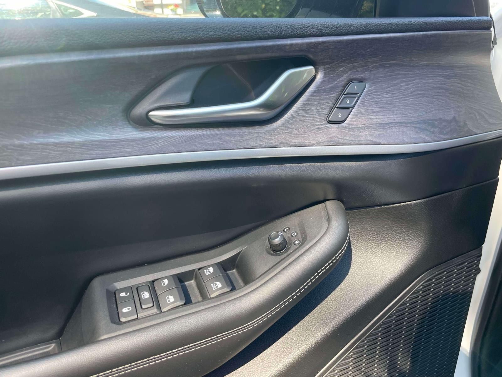 Used 2023 Jeep Grand Cherokee Limited AWD/4WD image 17