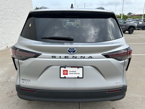 Certified 2025 Toyota Sienna XLE FWD image 5