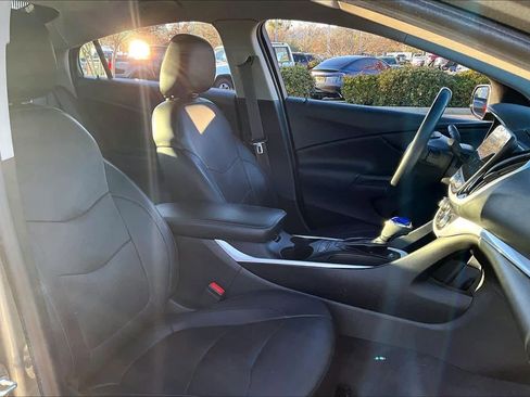 Used 2017 Chevrolet Volt LT w/ Comfort Package image 9