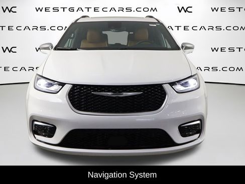 Used 2024 Chrysler Pacifica Pinnacle image 2