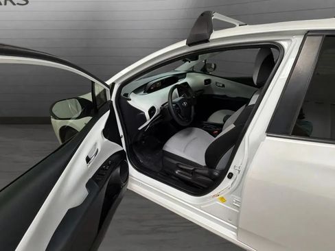 Used 2022 Toyota Prius LE FWD image 24
