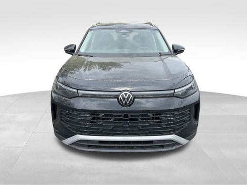 Used 2025 Volkswagen Tiguan S image 3